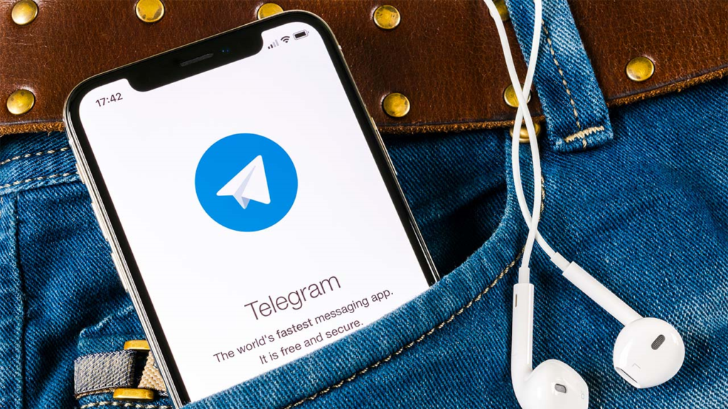 Smartphone con logo de Telegram en la pantalla