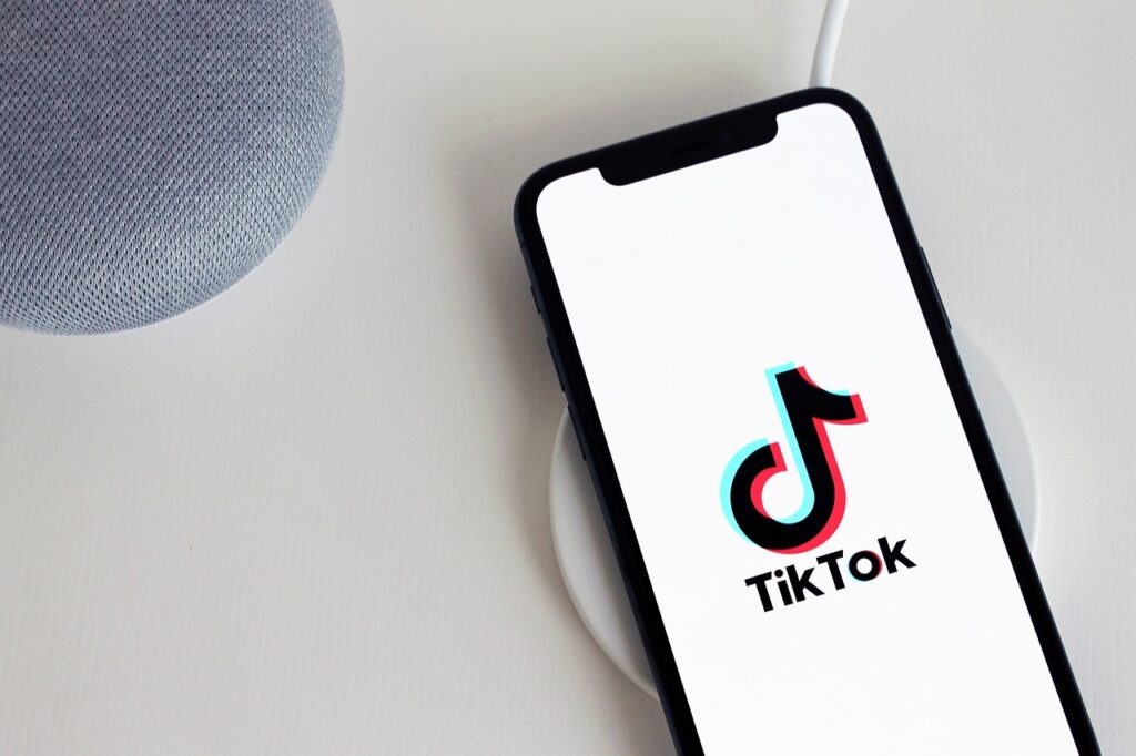 Smartphone que muestra en su pantalla el logotipo de TikTok