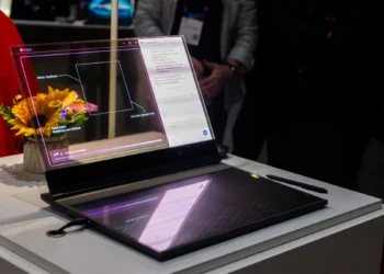 Lenovo deslumbra en el MWC 2024 con su portátil transparente